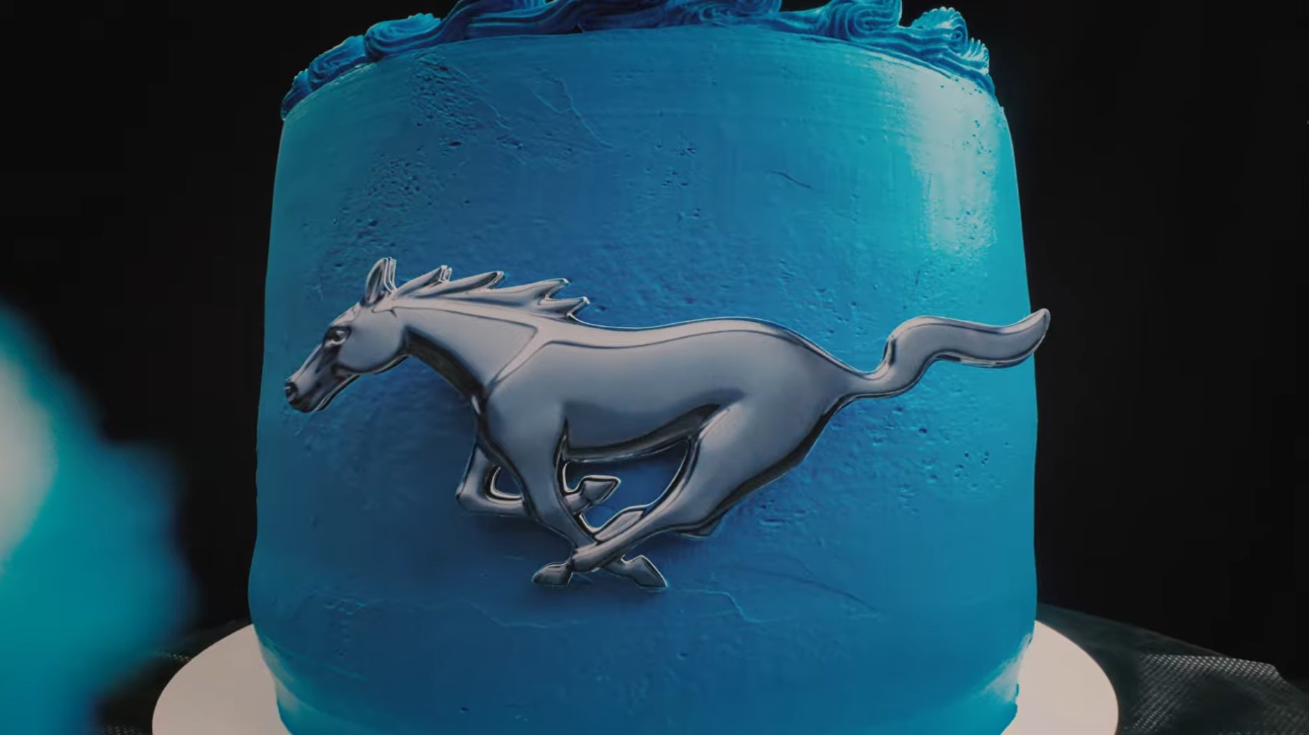 Campanha de 62 anos do Ford Mustang incluiu um bolo e muitas manobras